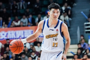 媒体人：孙铭徽是在凌晨坐飞机赶到深圳的 两只脚都还是肿着的
