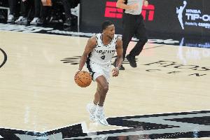 不太准！福克斯半场4中1拿2分6板3助 正负值-3
