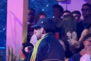休闲时光！莱万、费兰·托雷斯、巴尔德一起看Bad Bunny演唱会